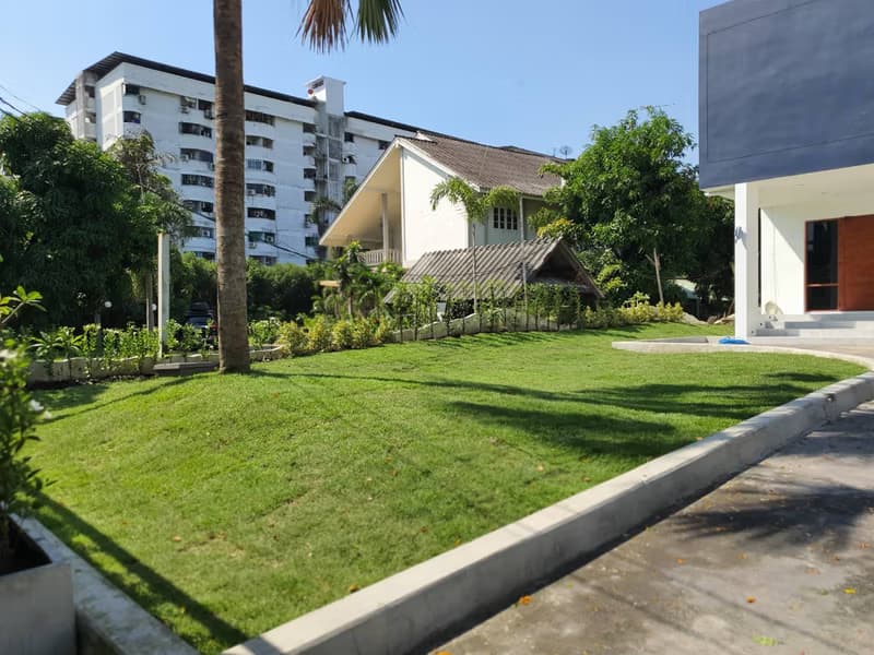 5 Bed House for Rent and Sale in Phra Khanong