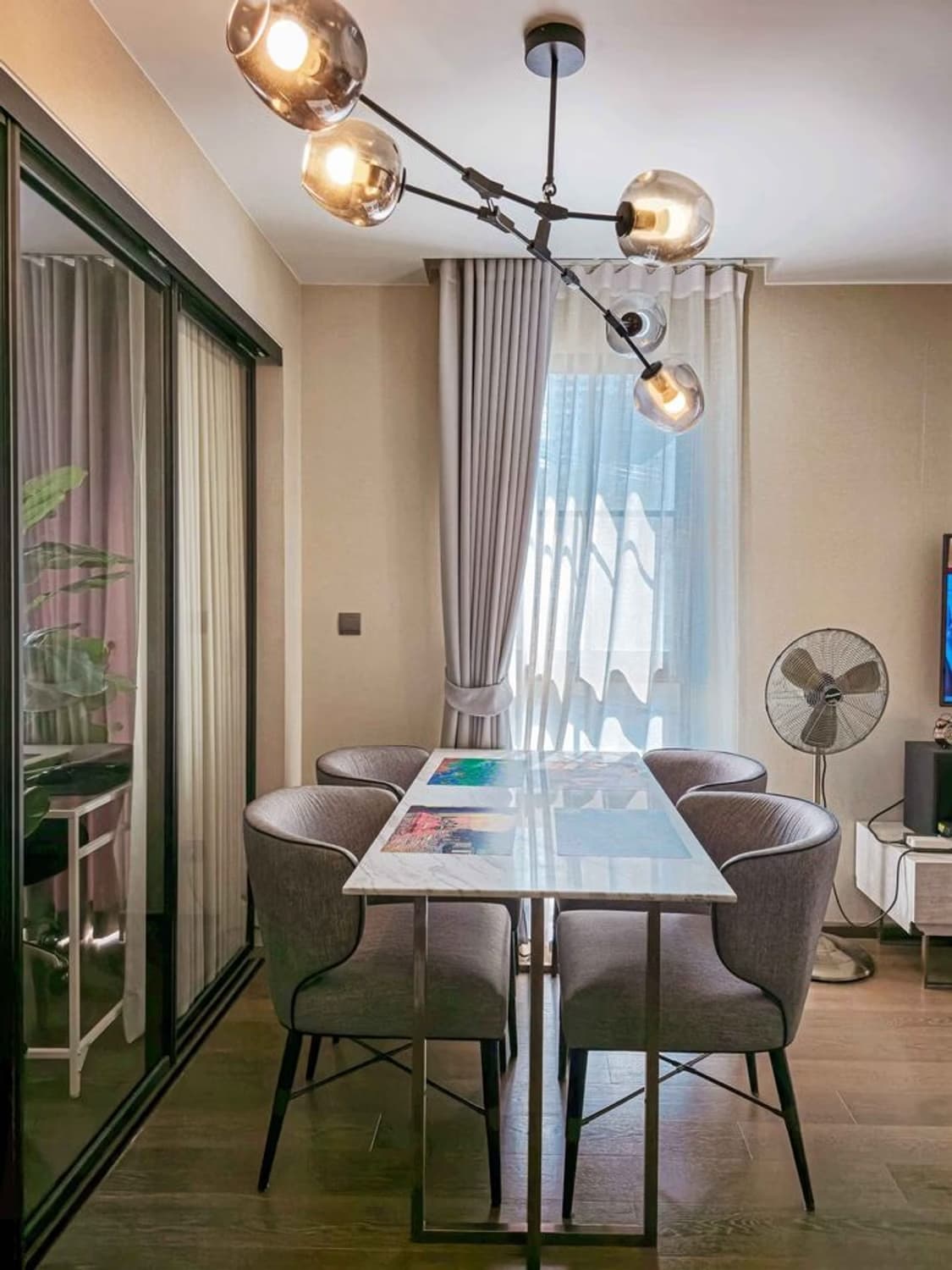 2 Bed Condo for Rent and Sale in Pathum Wan - Image 2