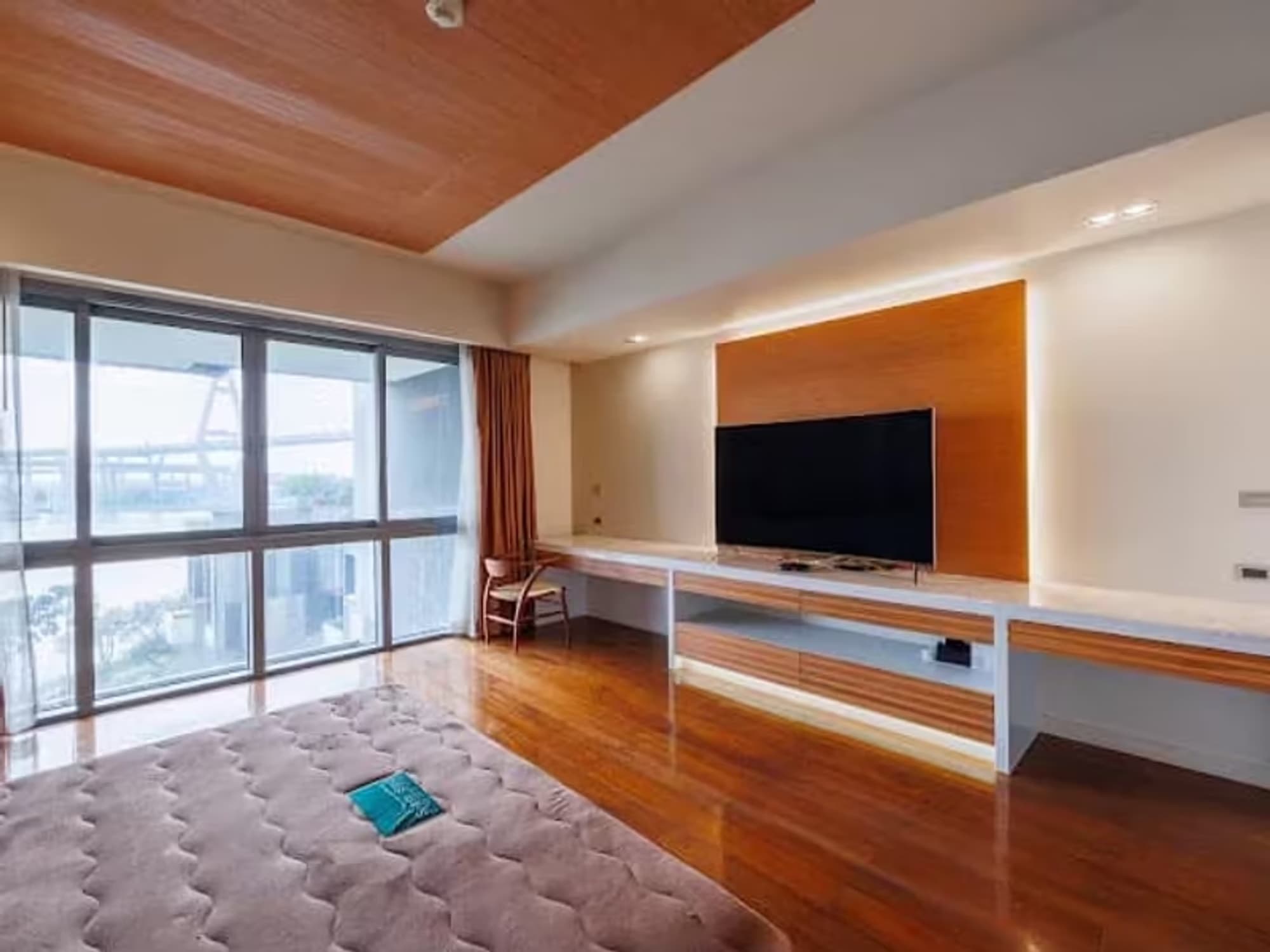 3 Bedroom Condo for Sale - Image 7