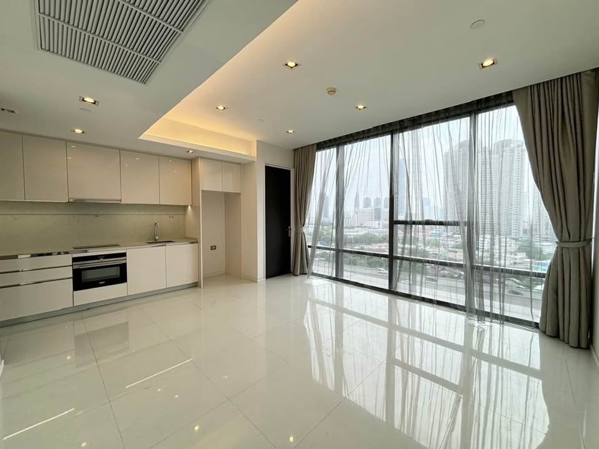1 ห้องนอน Condo สำหรับ ขาย ใกล้ Surasak BTS - Image 1