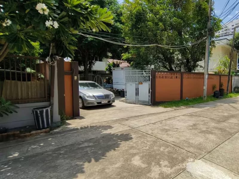 House for Sale in Watthana.