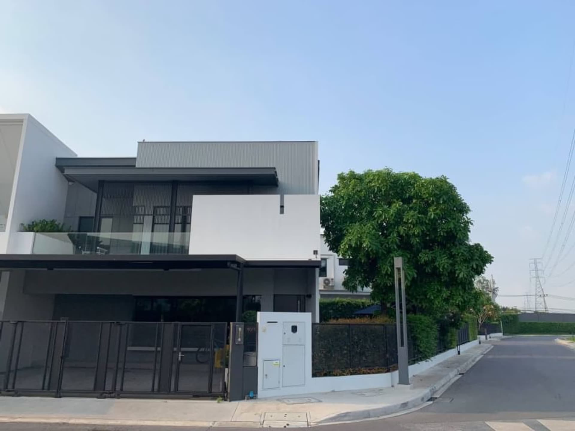 3 Bed House for Rent and Sale in Bang Phli - Image 1
