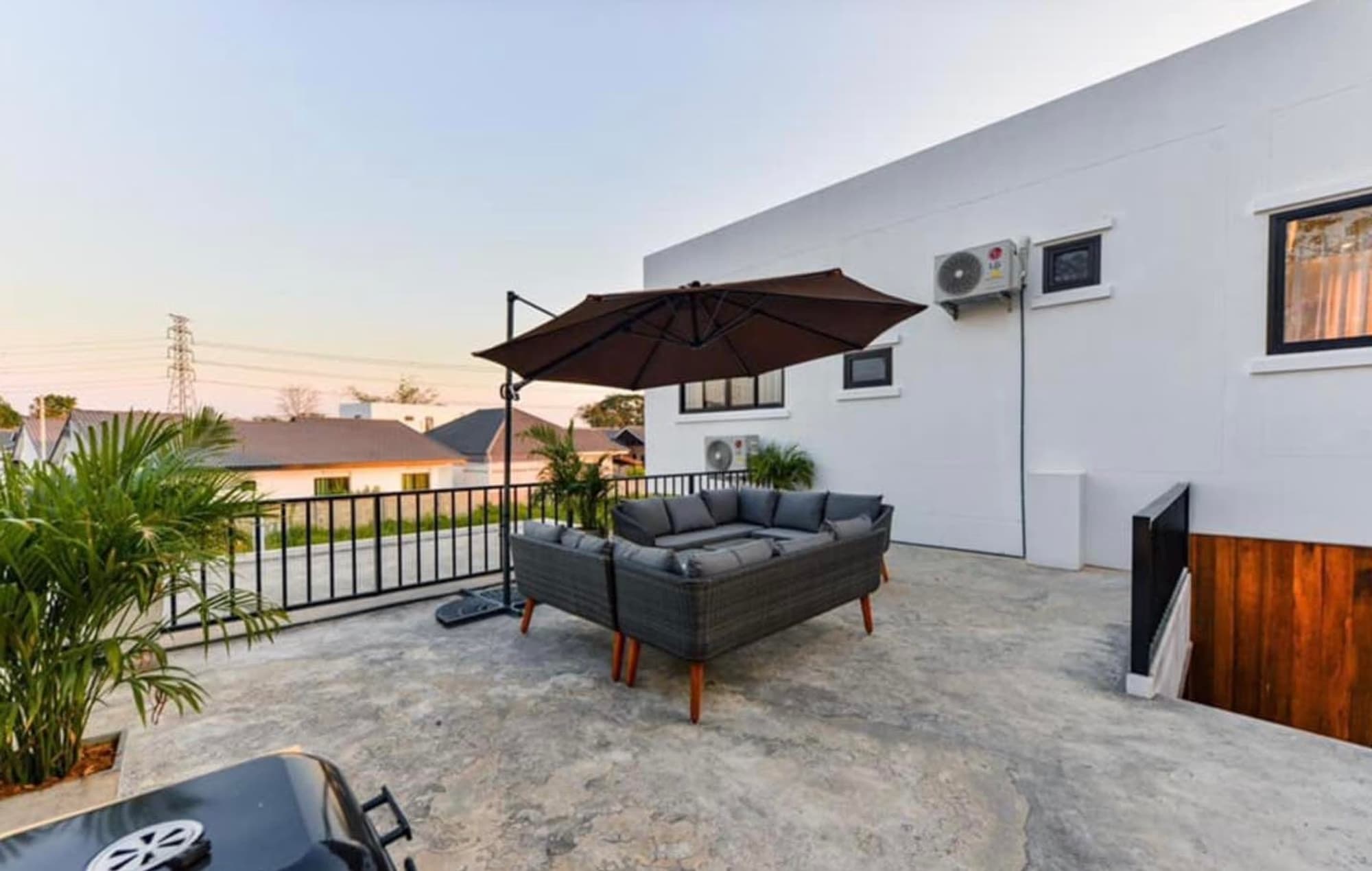 6 Bedroom House - Image 18