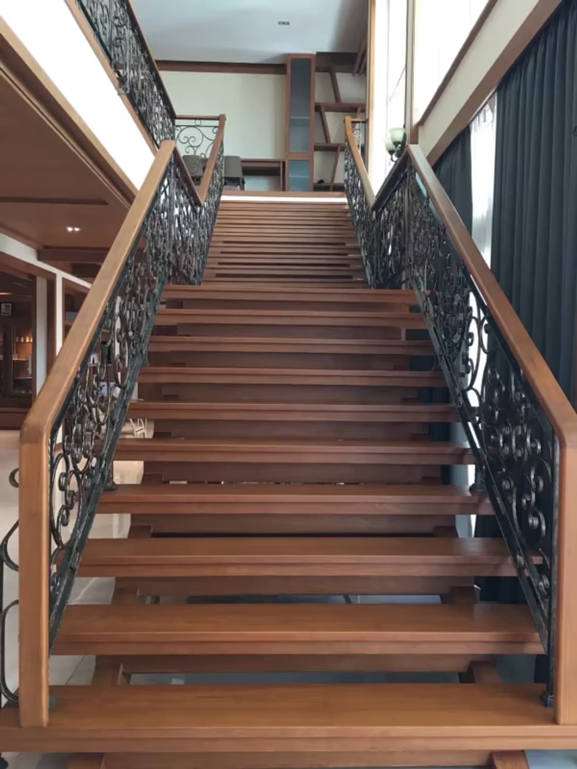 6 Bedroom House - Image 18