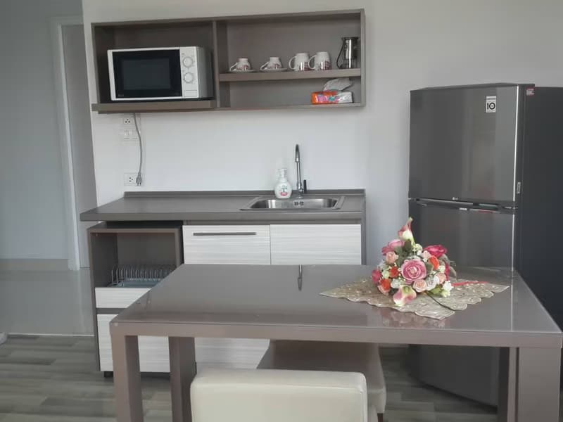 Code 554 North 8 condo for rent