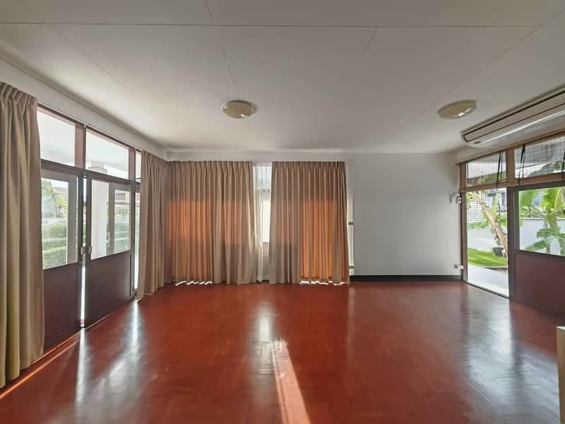 3 Bed House for Rent in Phaya Thai