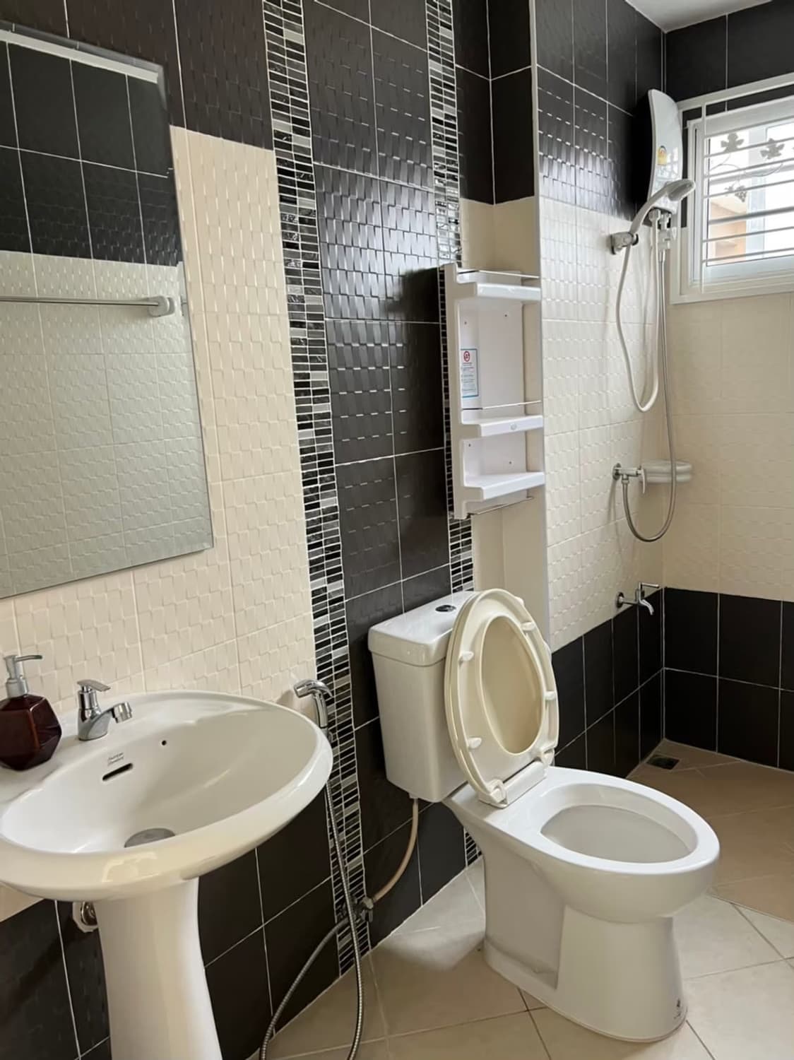 4 Bed House for Rent in San Kamphaeng - Image 9