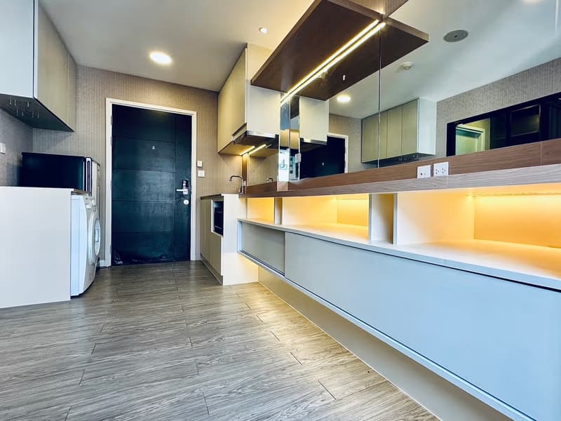 Condo for Sale at Villa Lasalle
