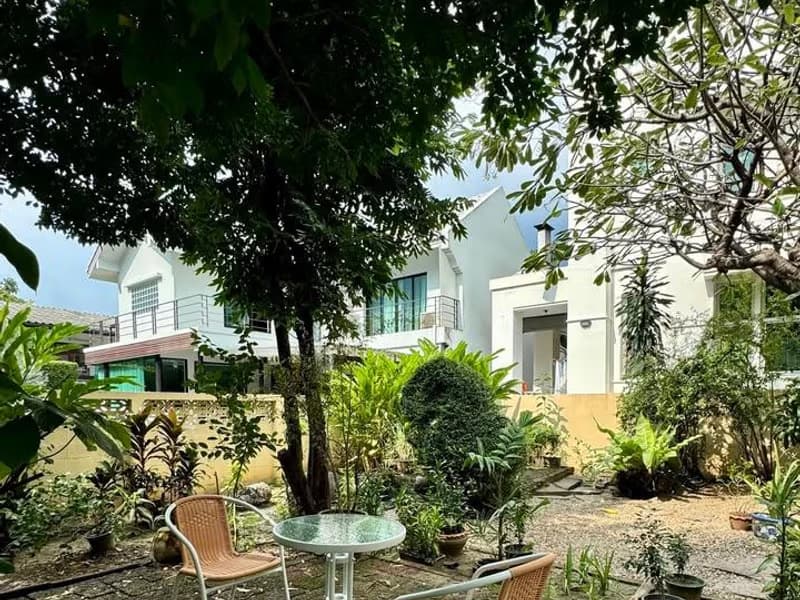 4 Bed House for Rent in Sathon